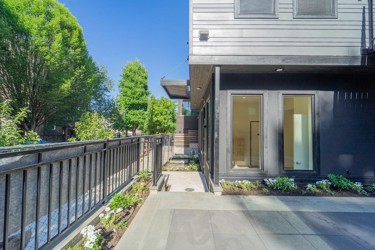 Petty - Photo 2 of 10