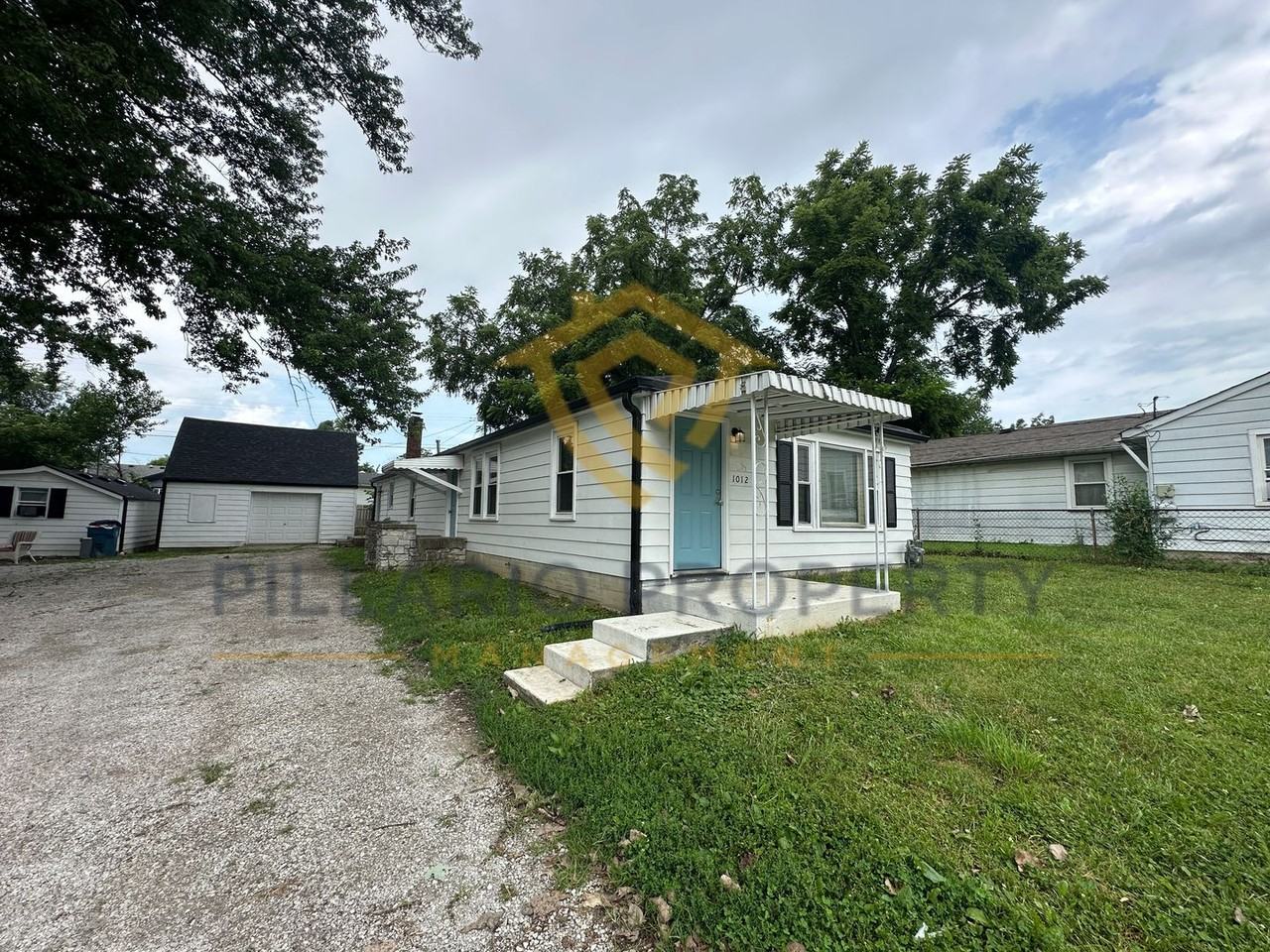 1012 South Worth Avenue - Photo 3 of 23