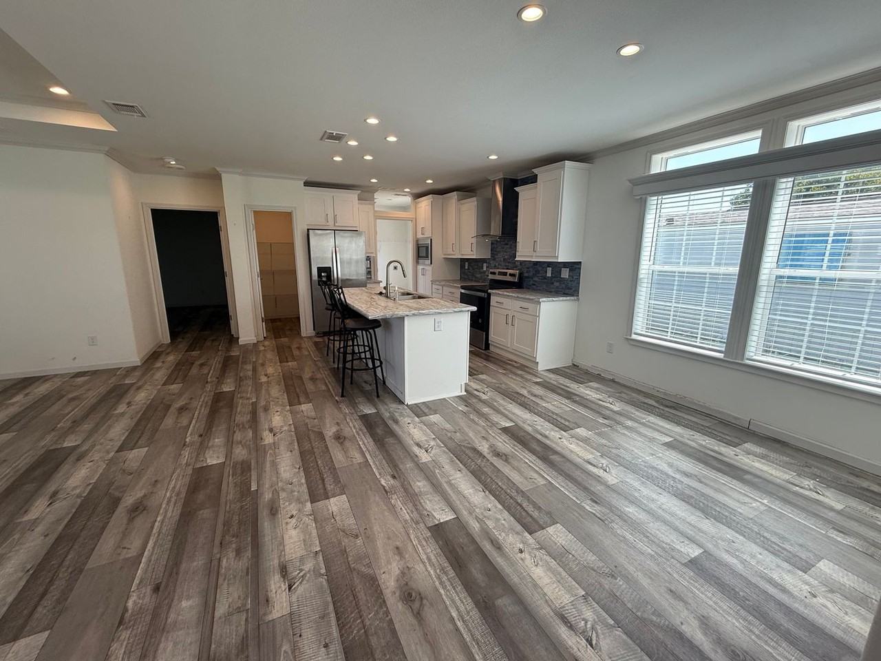 112 Paradise Dr - Photo 3 of 12