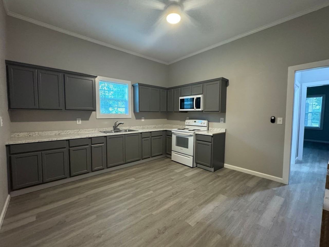 2707 Gordon Ave - Photo 4 of 9