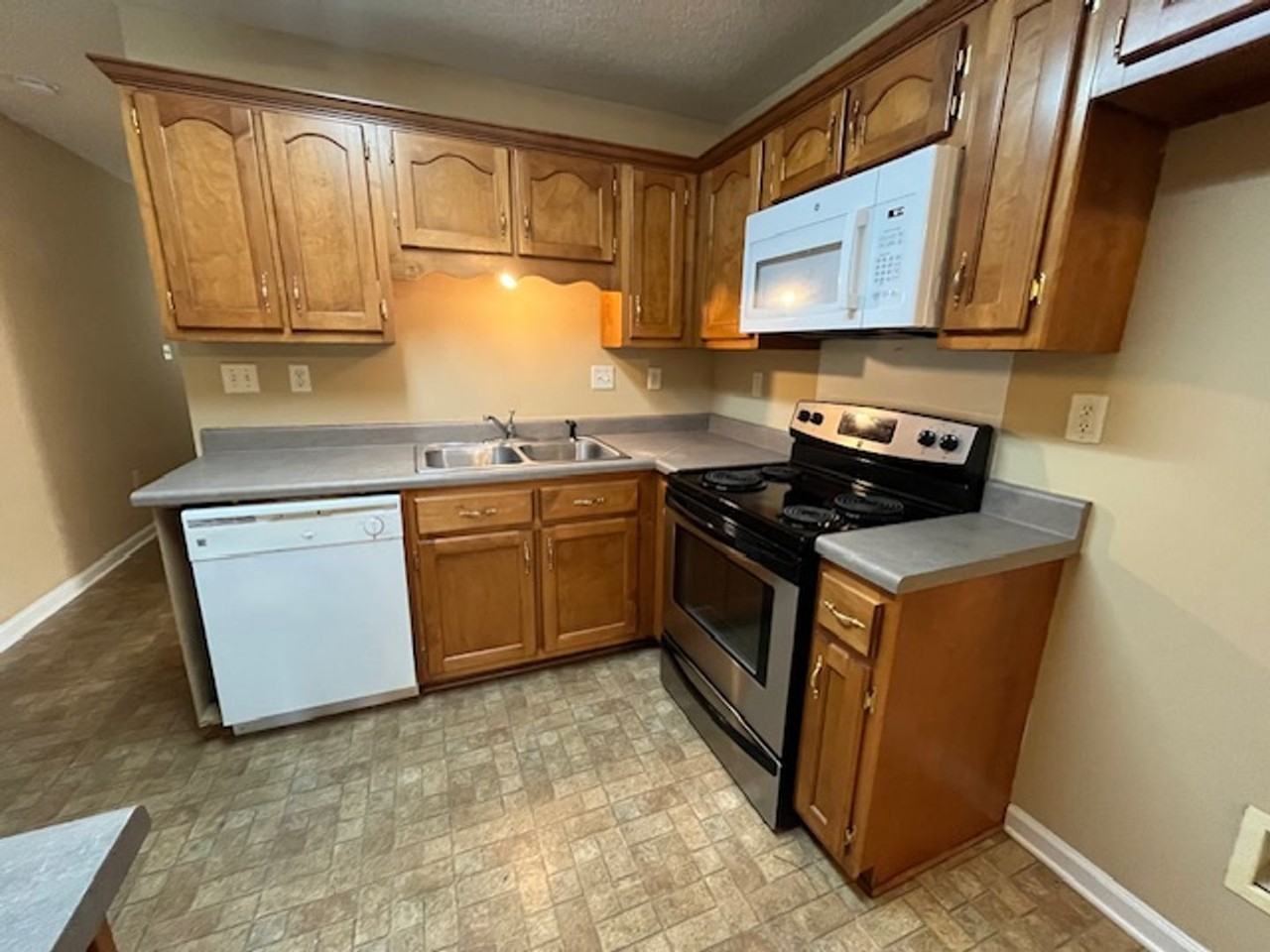 3742 Iron Horse Dr - Photo 3 of 9