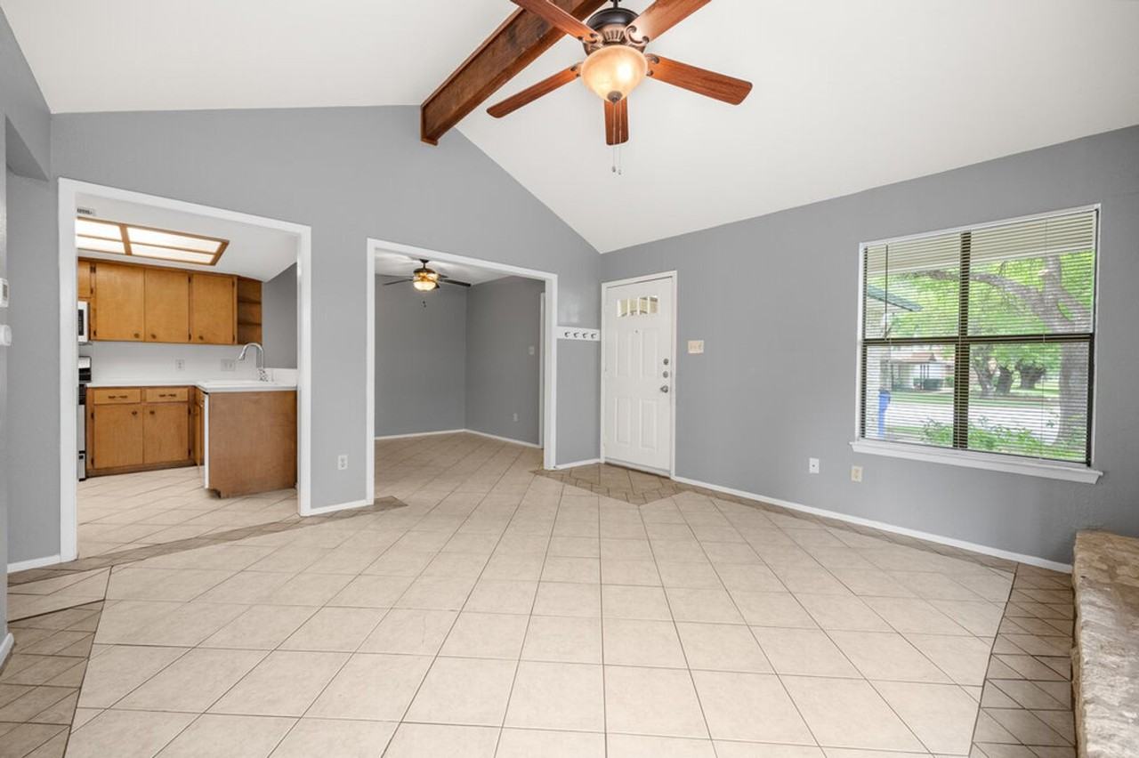 16015 Stoneham Cir - Photo 3 of 16