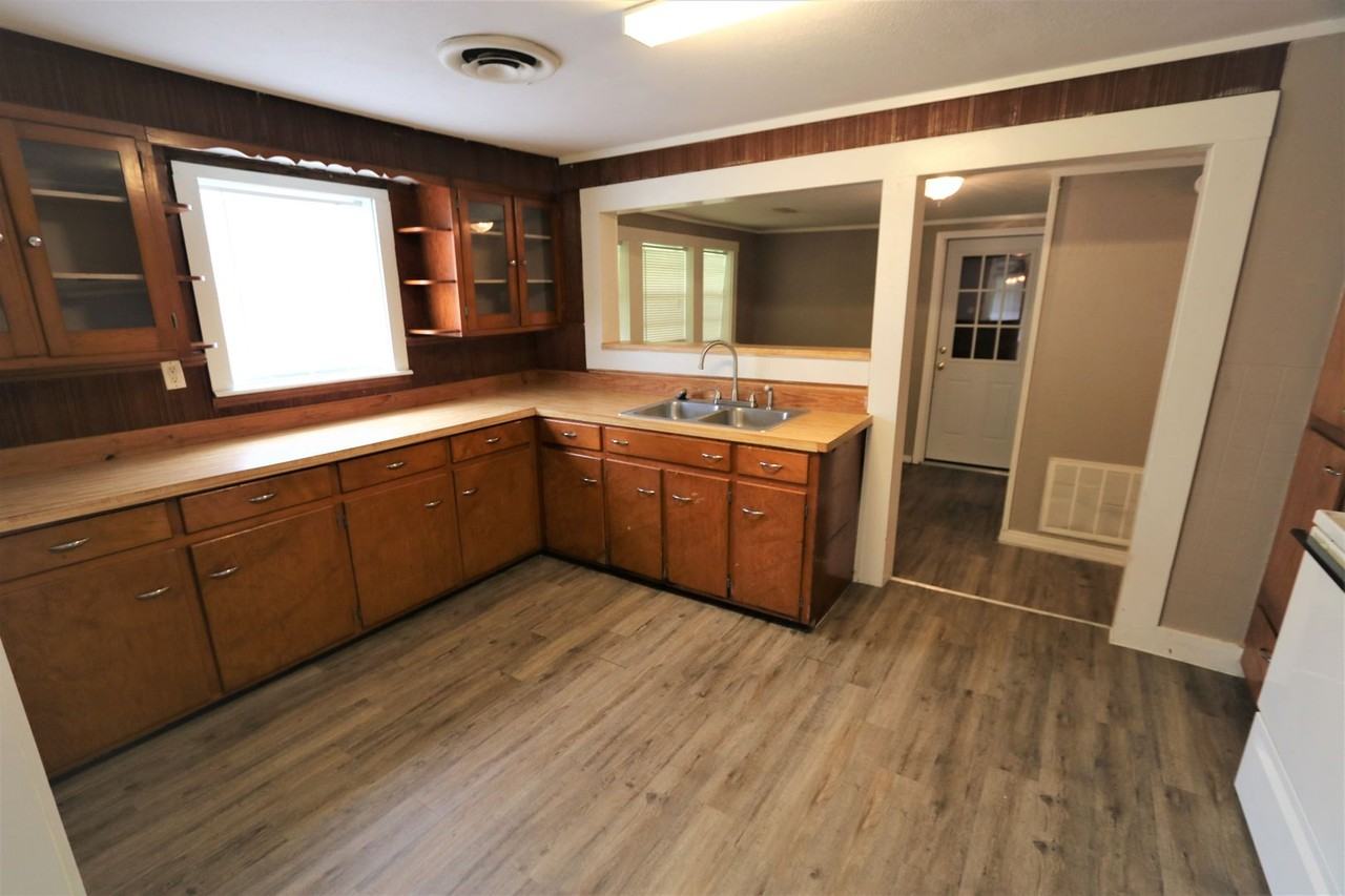 1918 6th St - Photo 4 of 9