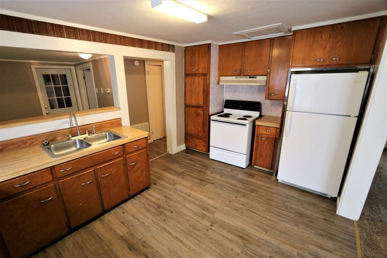 1918 6th St - Photo 5 of 9