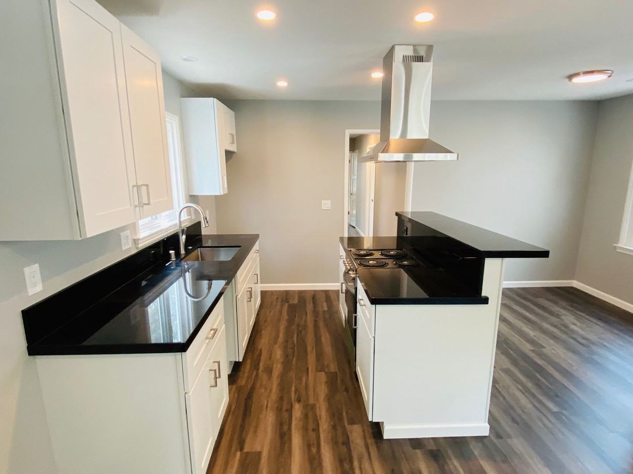 2272 Princeton St - Photo 4 of 15