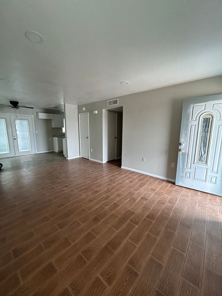 406 W A St - Photo 2 of 17