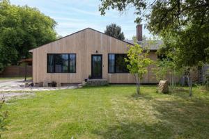 featured image of 2518 W Babcock St