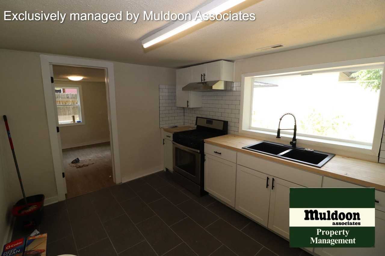 2125 E 8th St - Photo 2 of 9