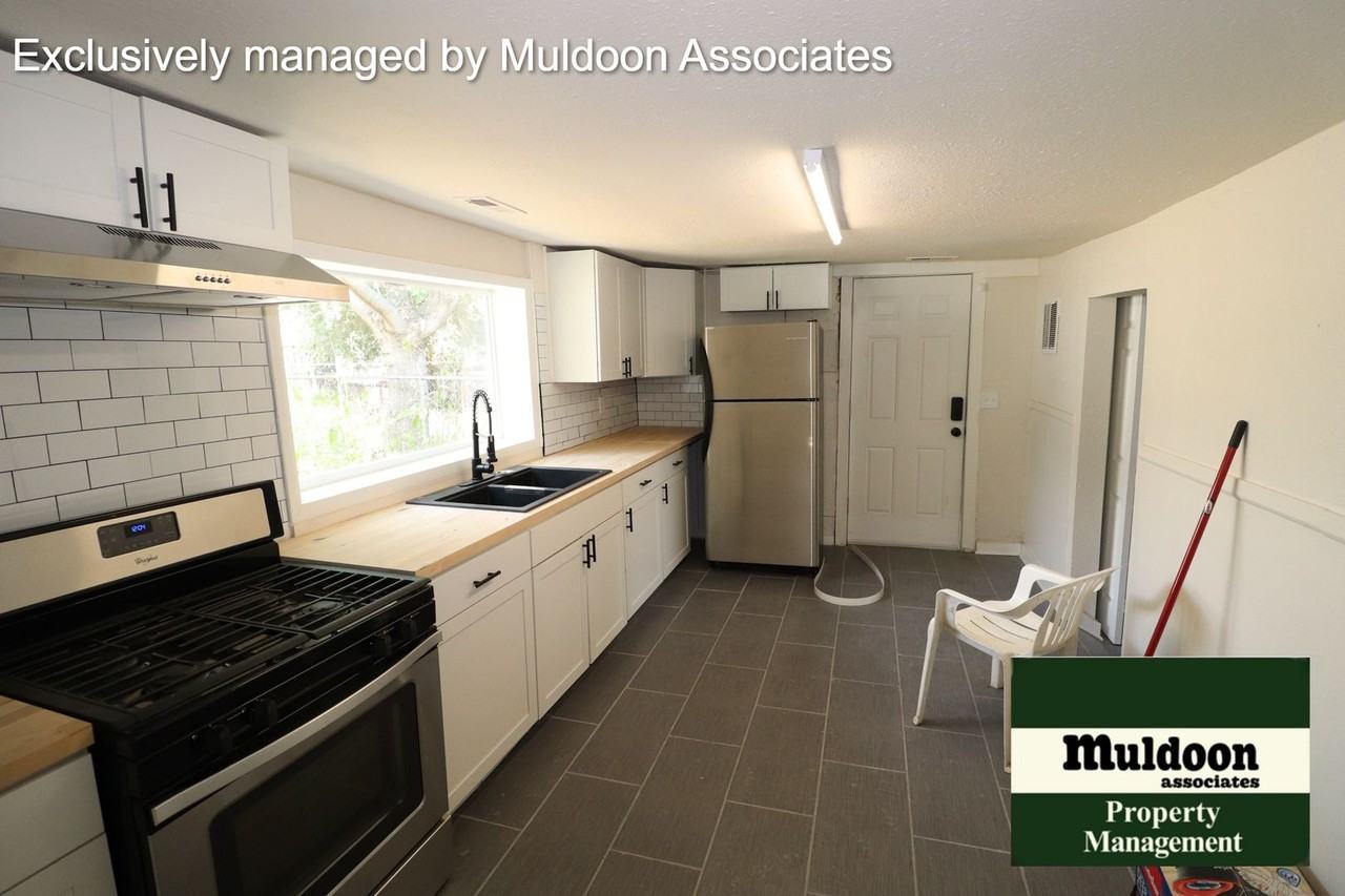 2125 E 8th St - Photo 3 of 9