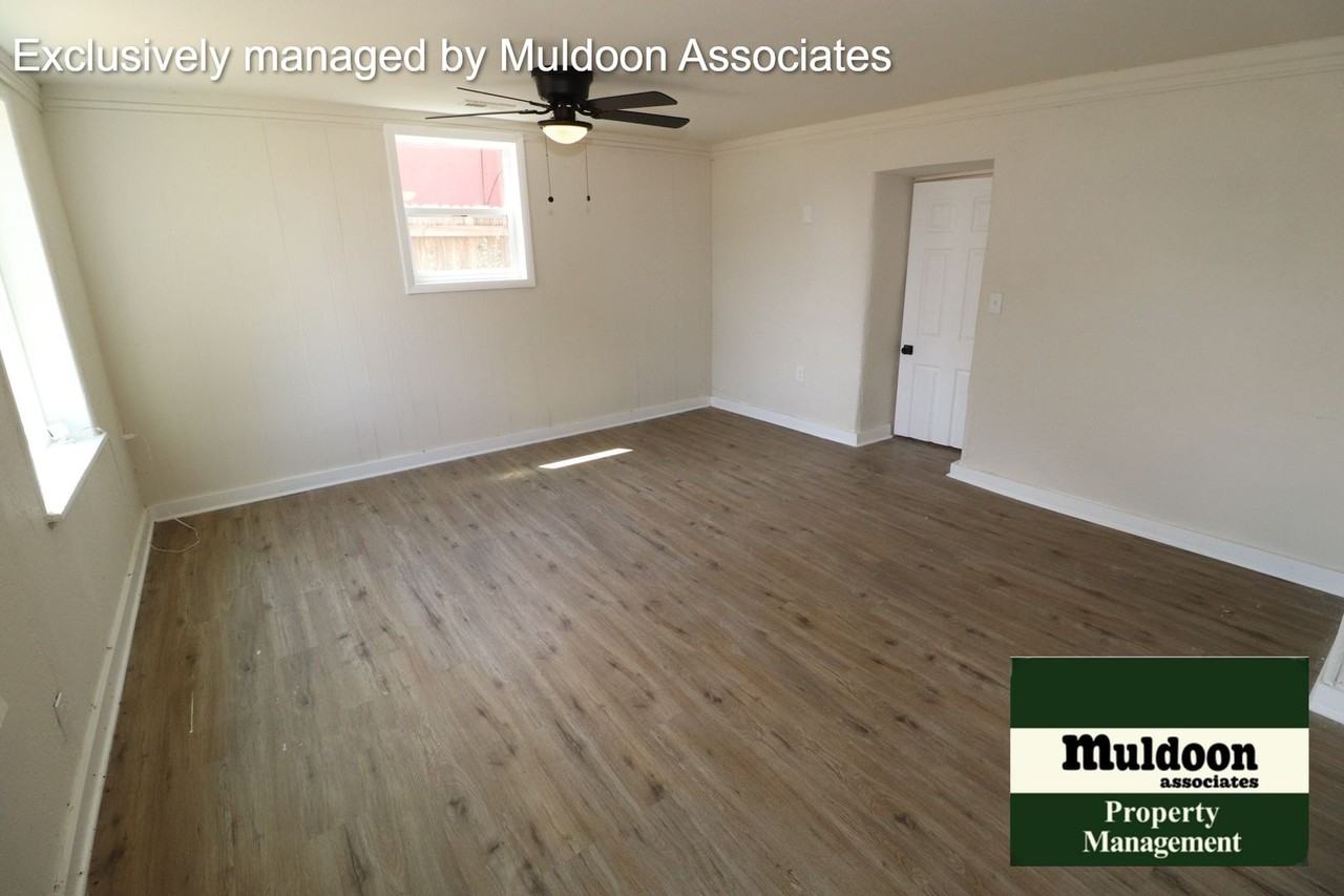 2125 E 8th St - Photo 4 of 9
