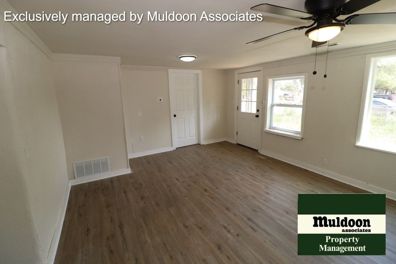 2125 E 8th St - Photo 5 of 9
