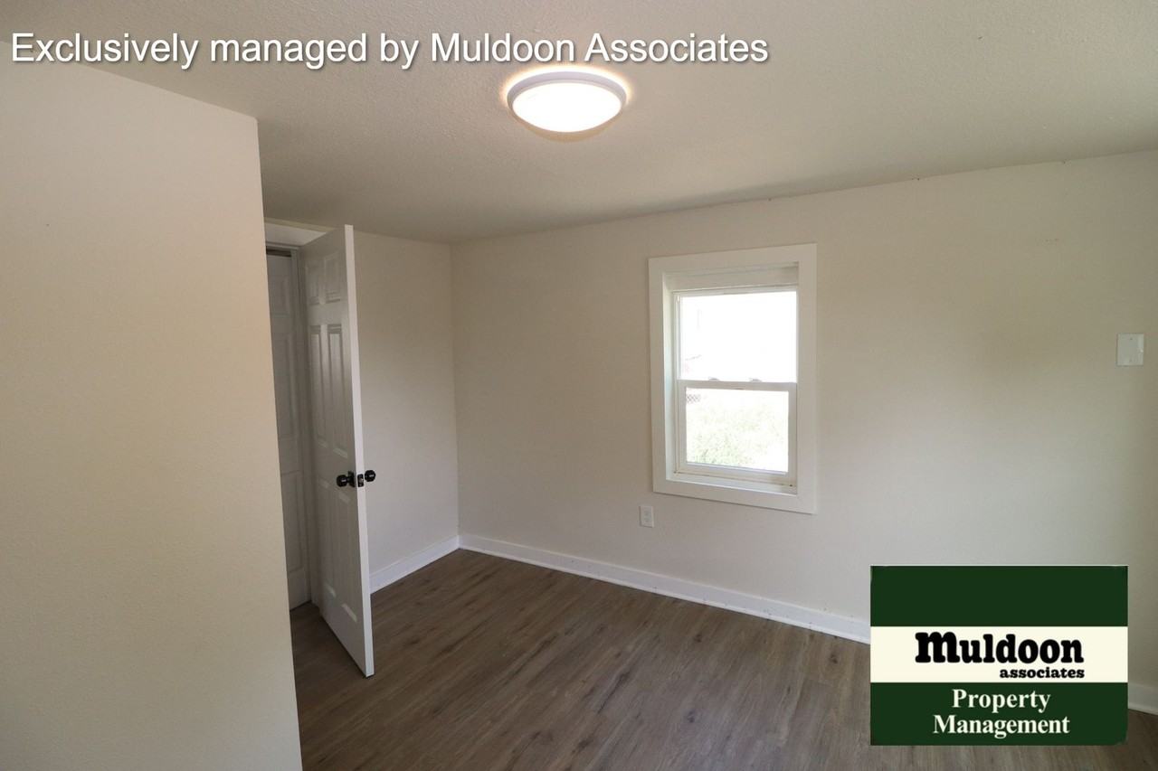 2125 E 8th St - Photo 6 of 9