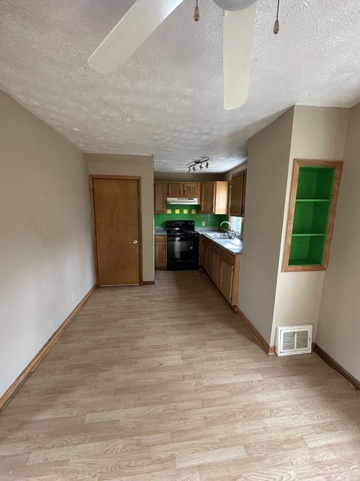 1617 Spring Ave Ne #NA - Photo 6 of 15