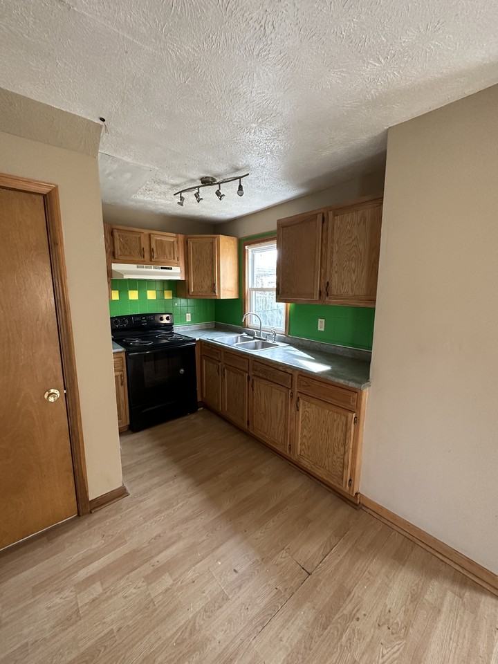 1617 Spring Ave Ne #NA - Photo 7 of 15
