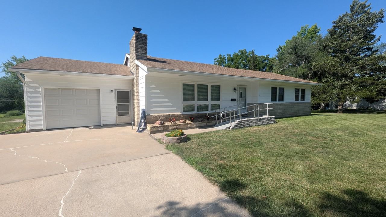 2221 Millwood Dr #NA - Photo 2 of 32