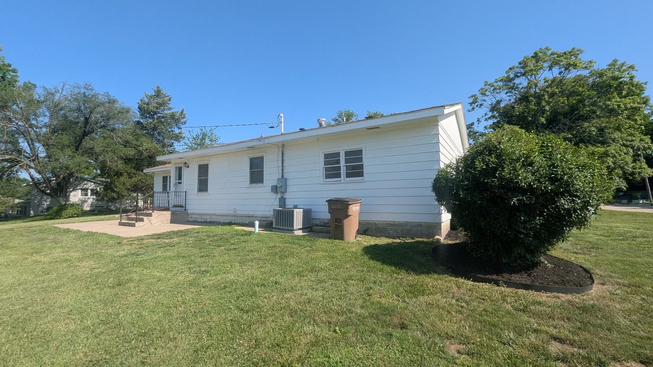 2221 Millwood Dr #NA - Photo 7 of 32