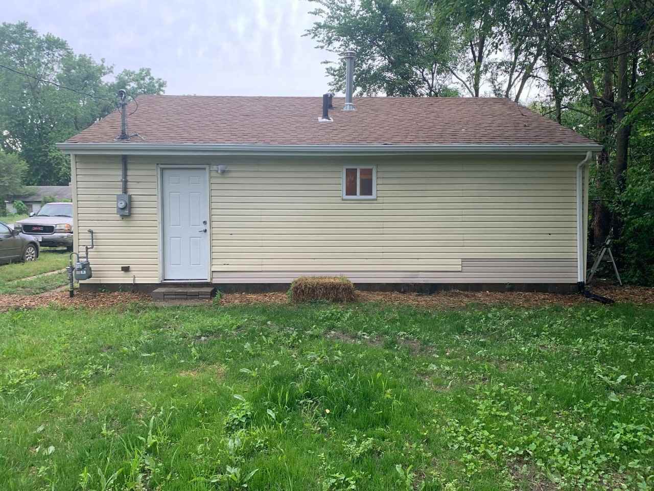 1021 Mount Street - Photo 3 of 11