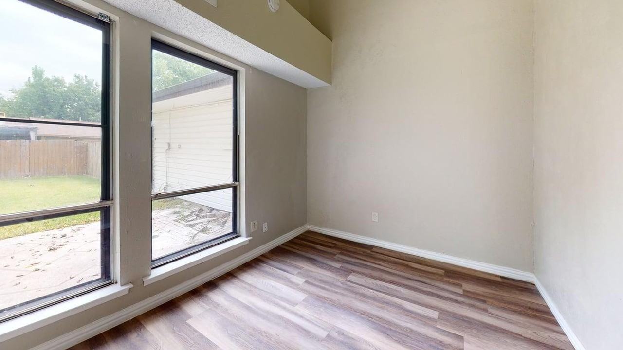 Move-in ready Garland room near shops & transit | Flexible lease options - Photo 7 of 21