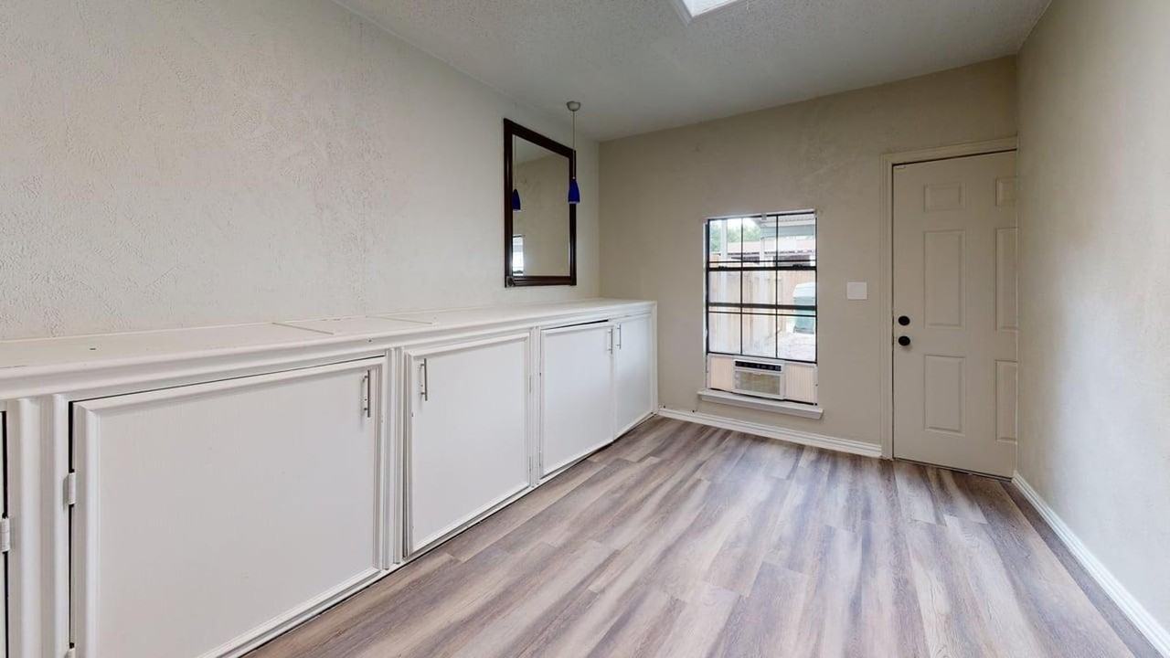 Private Room in well-maintained Garland home | Flexible terms & shared amenities - Photo 7 of 21