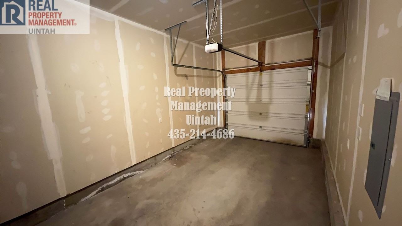 427 E Red Fox Ln - Photo 2 of 21