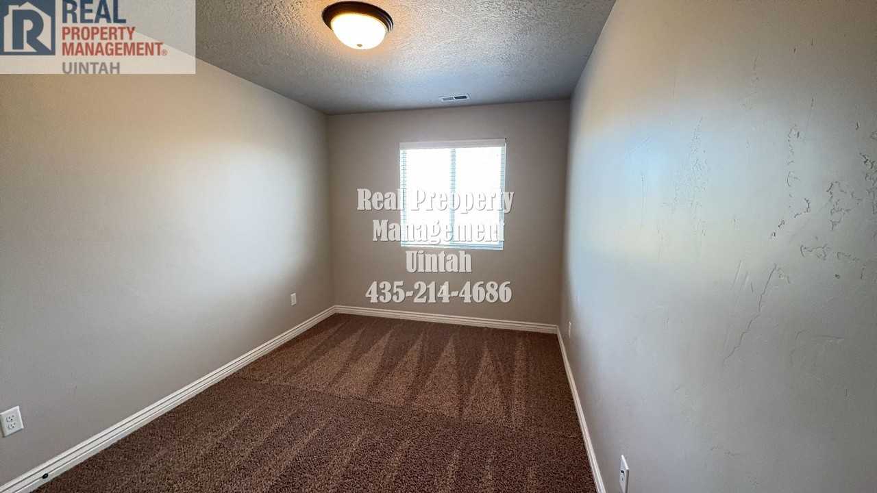 427 E Red Fox Ln - Photo 3 of 21