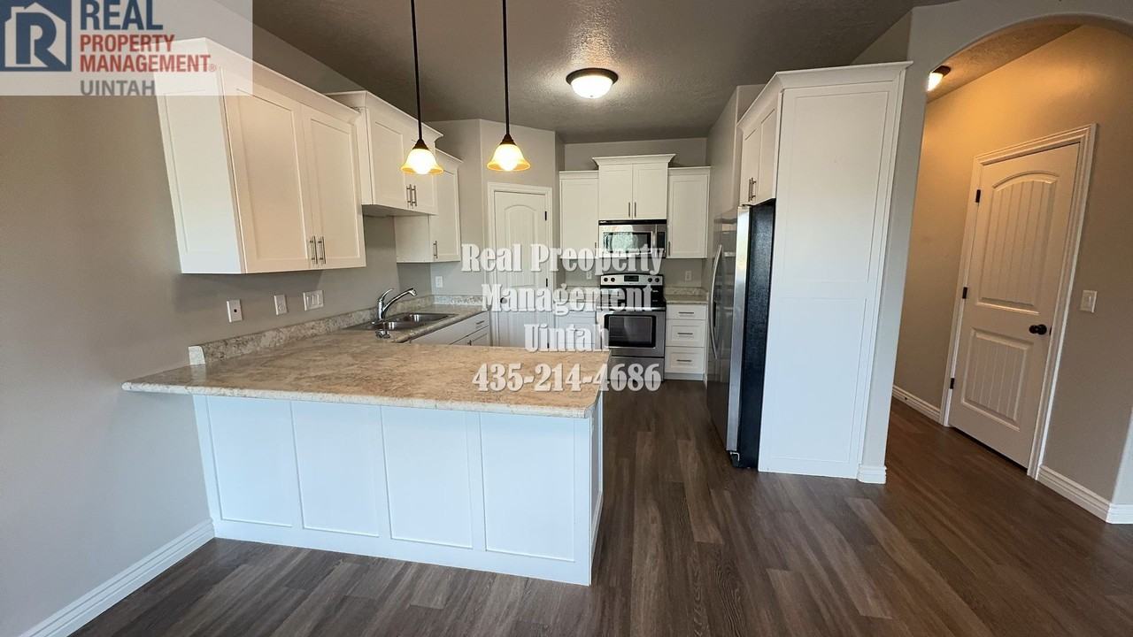 427 E Red Fox Ln - Photo 4 of 21