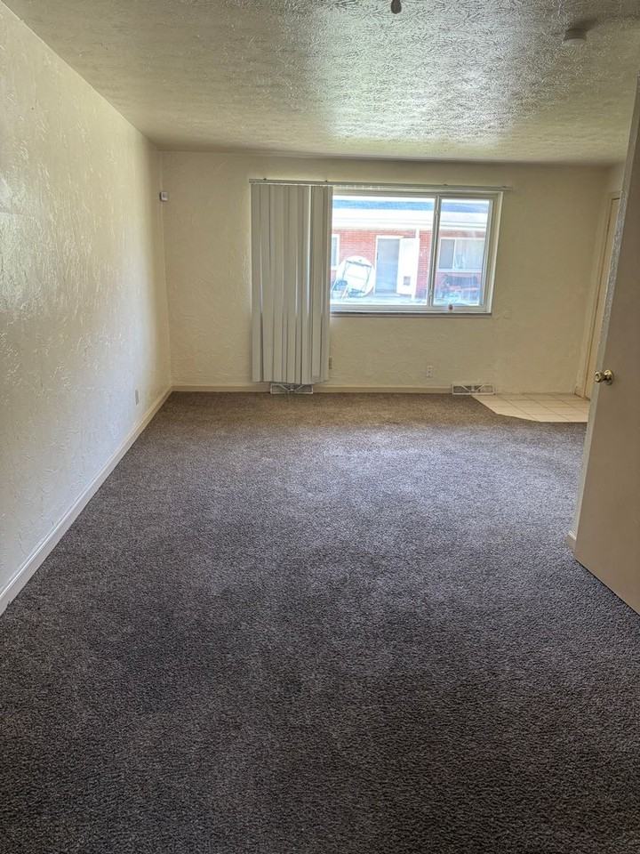 23921 Banbury Cir - Photo 2 of 5