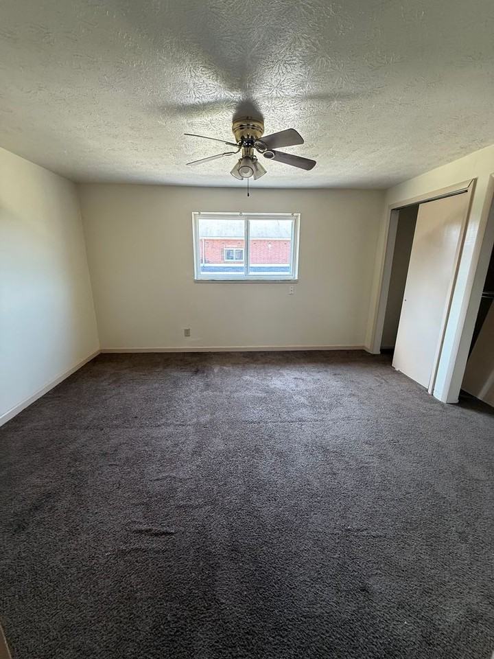 23921 Banbury Cir - Photo 3 of 5