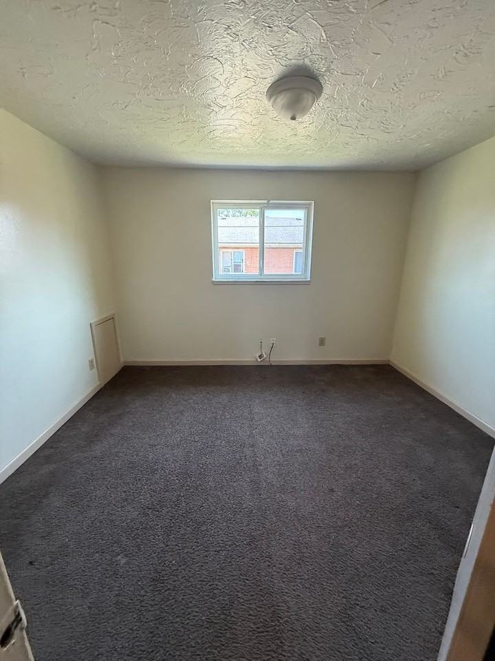 23921 Banbury Cir - Photo 4 of 5