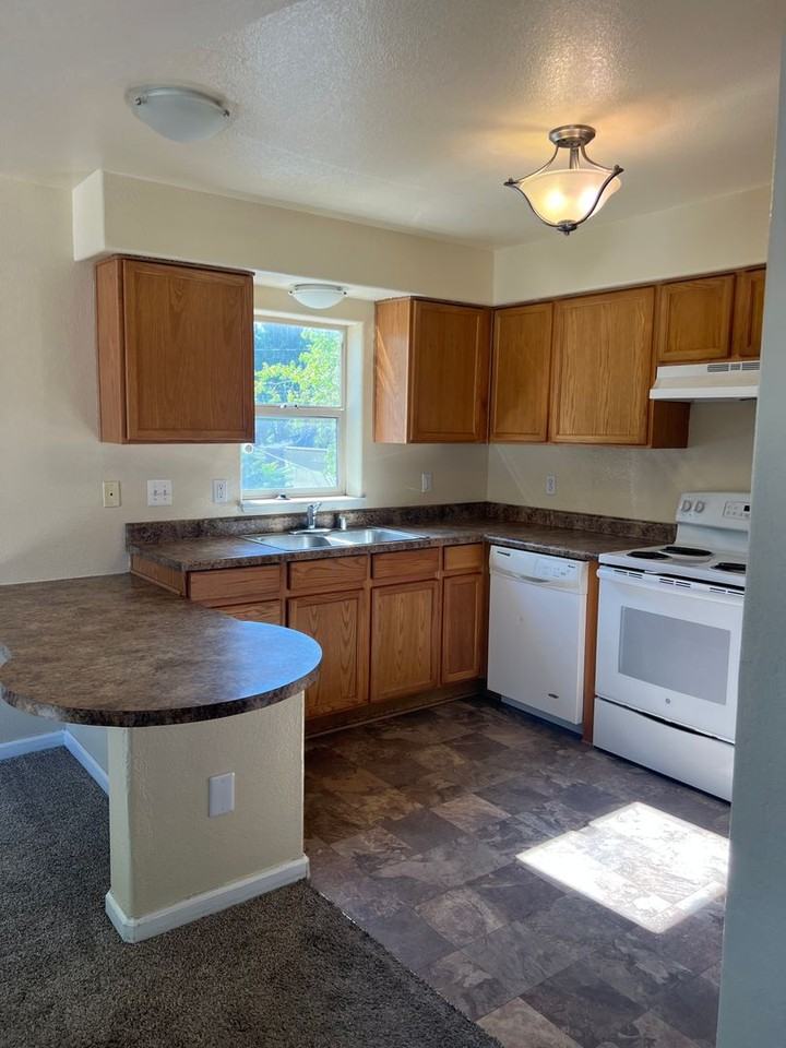 621 Elko Ave - Photo 5 of 8