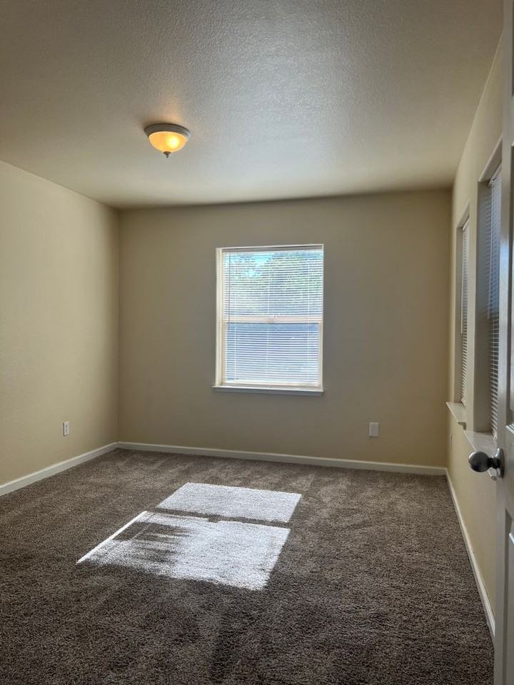 621 Elko Ave - Photo 6 of 8