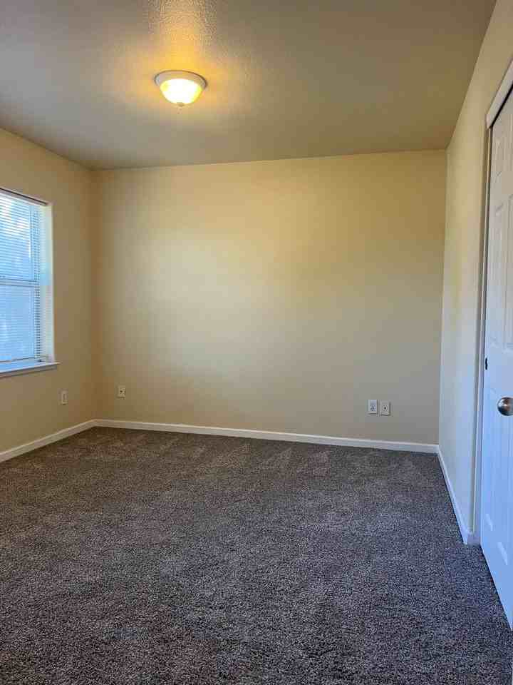 621 Elko Ave - Photo 7 of 8