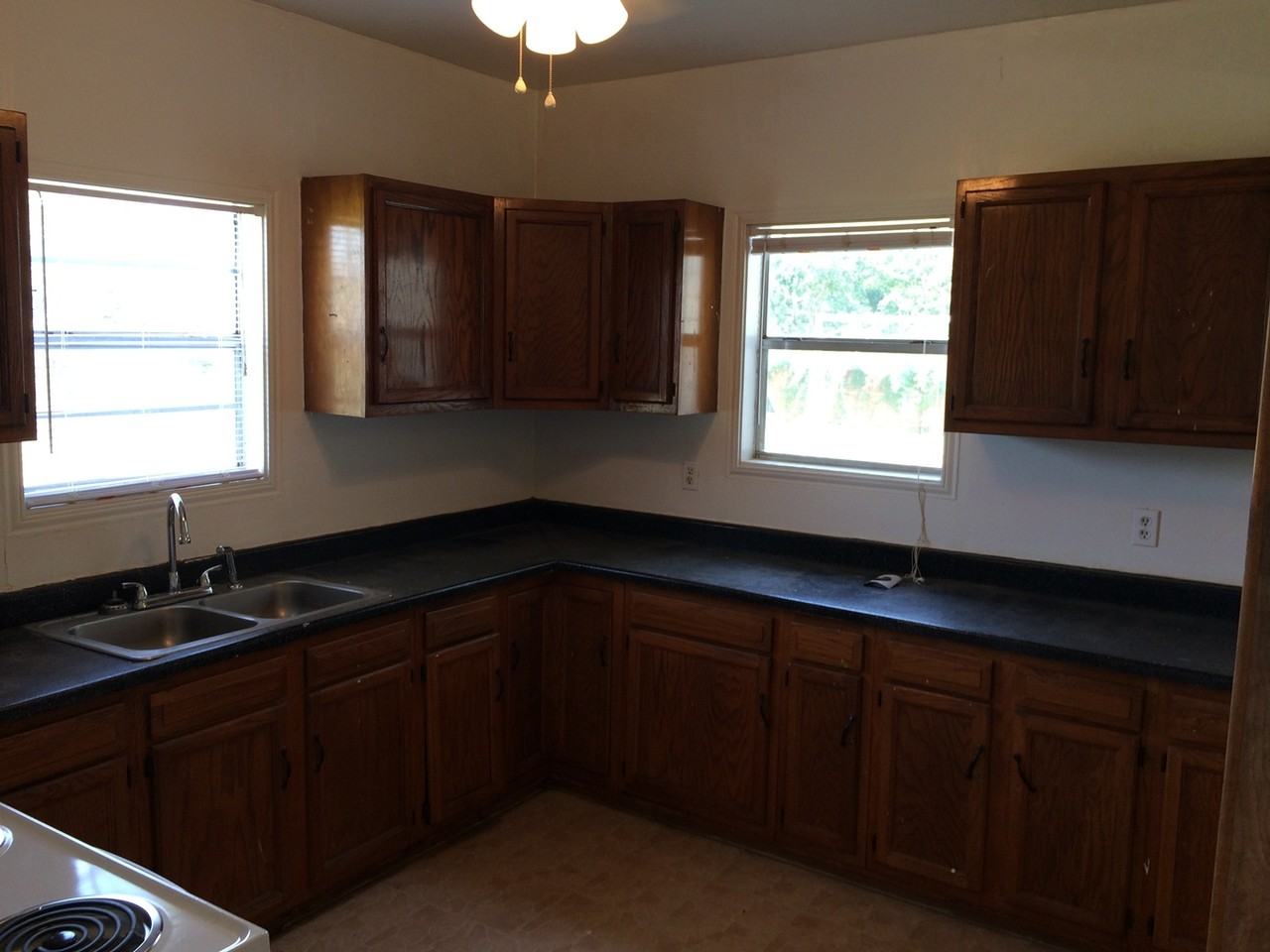 741 Locust St - Photo 4 of 15