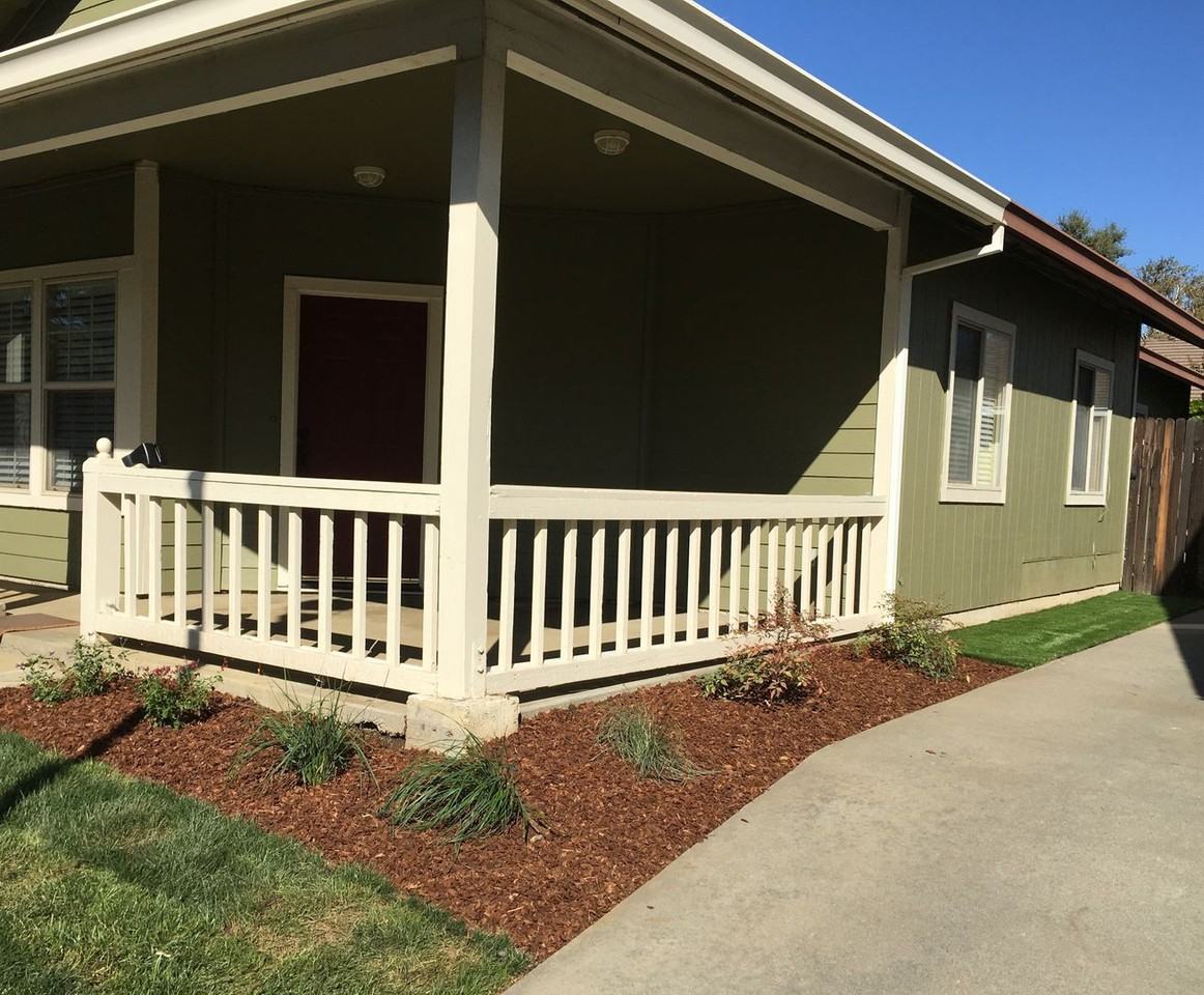 1120 Tulip Ln - Photo 2 of 32