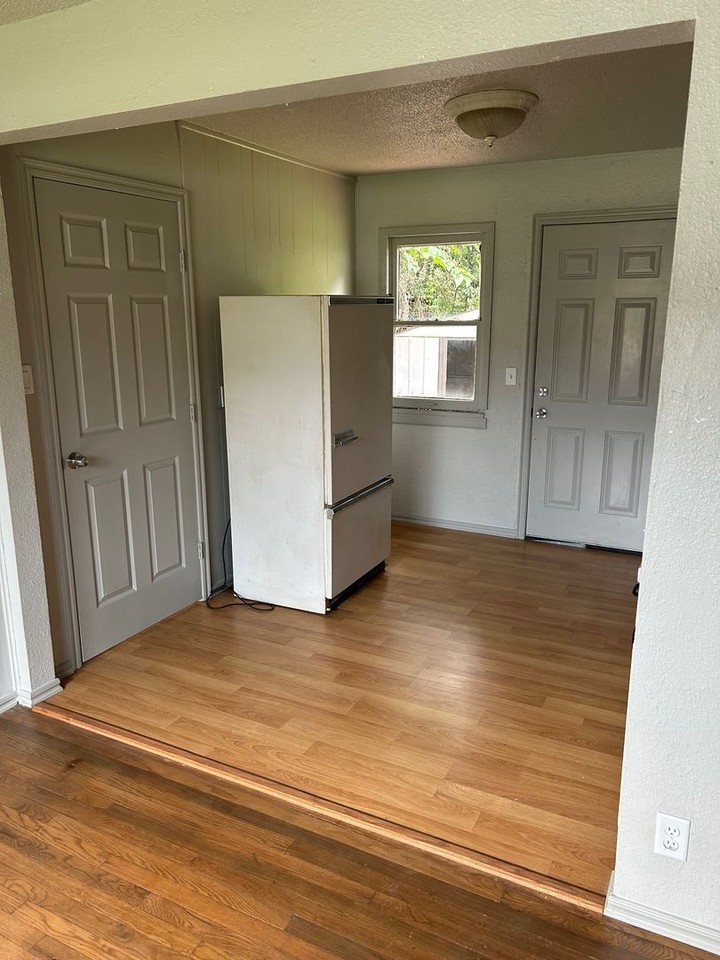 1619 Se 62nd St - Photo 5 of 17