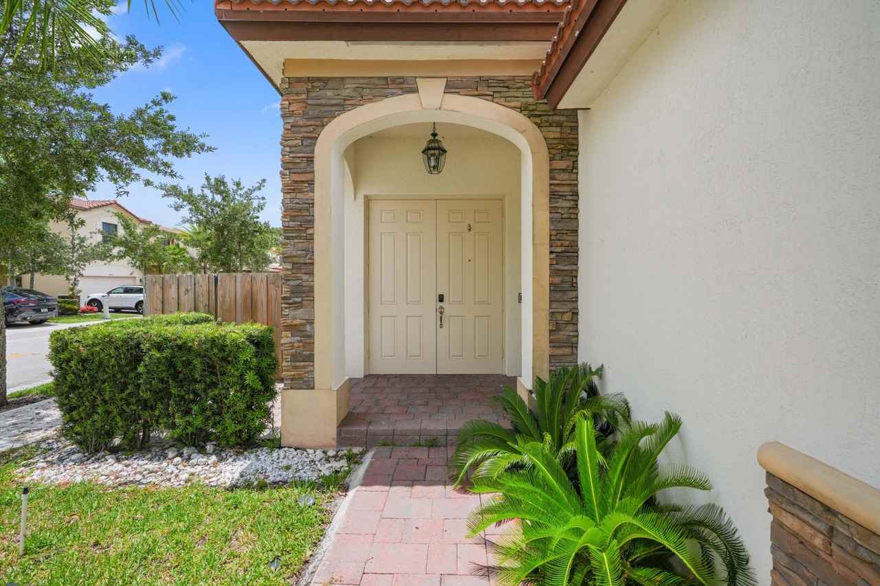 10016 Nw 89th Ter - Photo 3 of 50