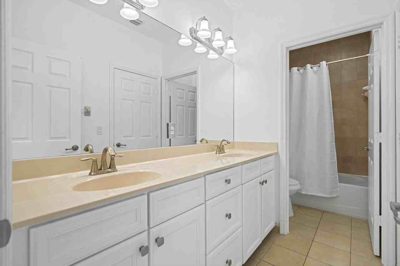 10016 Nw 89th Ter - Photo 4 of 50