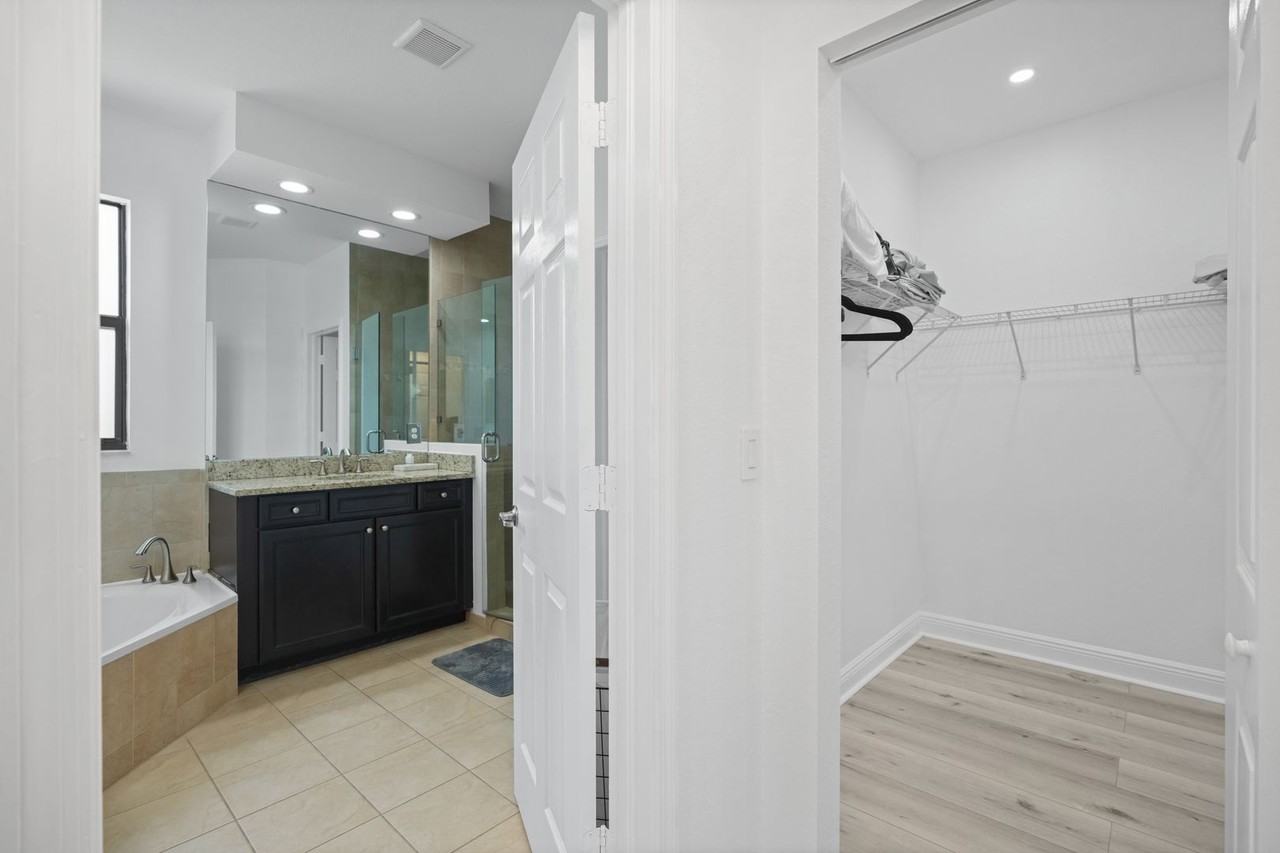 10016 Nw 89th Ter - Photo 5 of 50