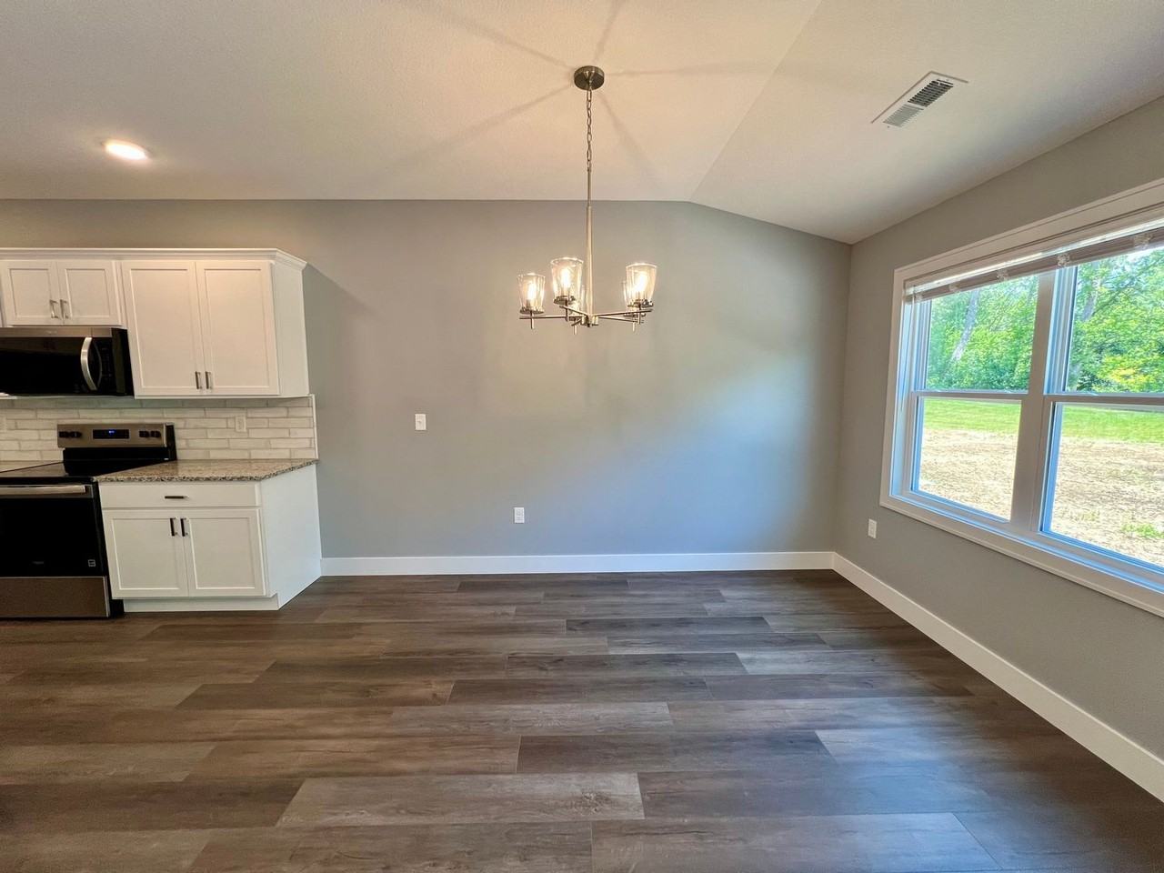 4647 Pierce Dr - Photo 4 of 21