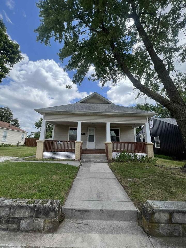 2215 Empire Ave - Photo 2 of 20