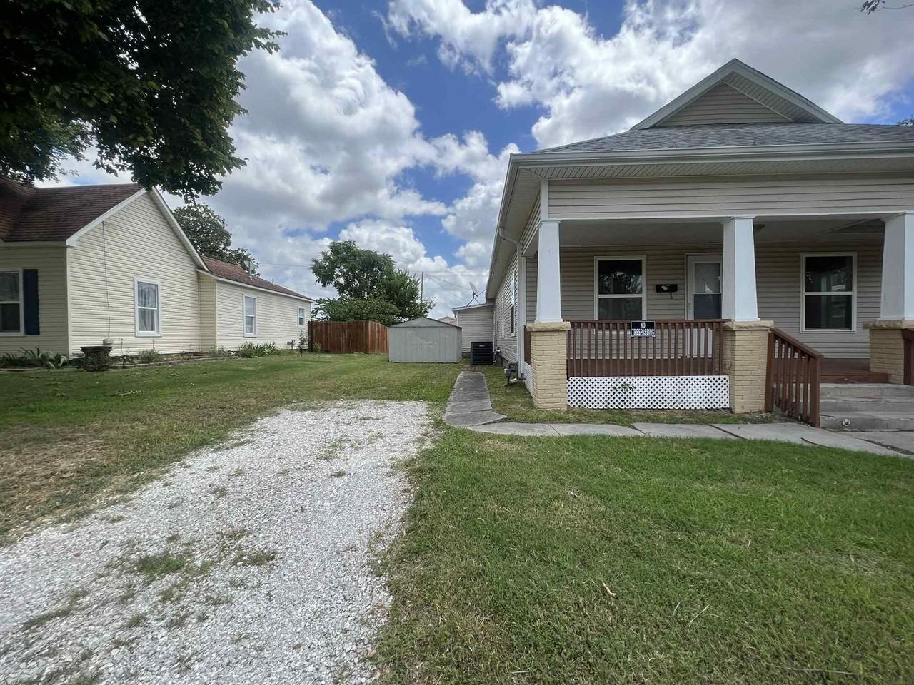 2215 Empire Ave - Photo 3 of 20