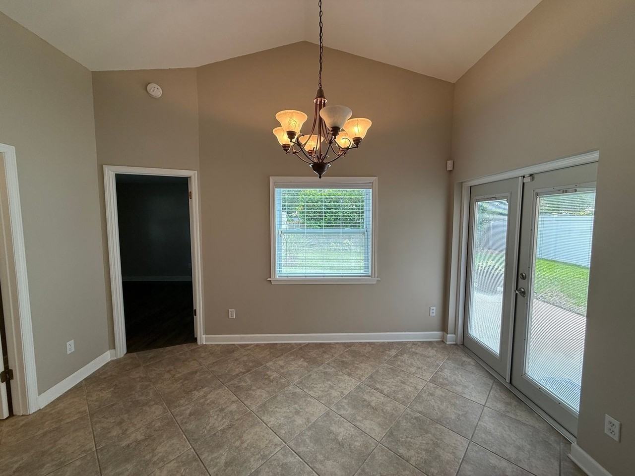 801 Heather Glen Cir - Photo 4 of 16
