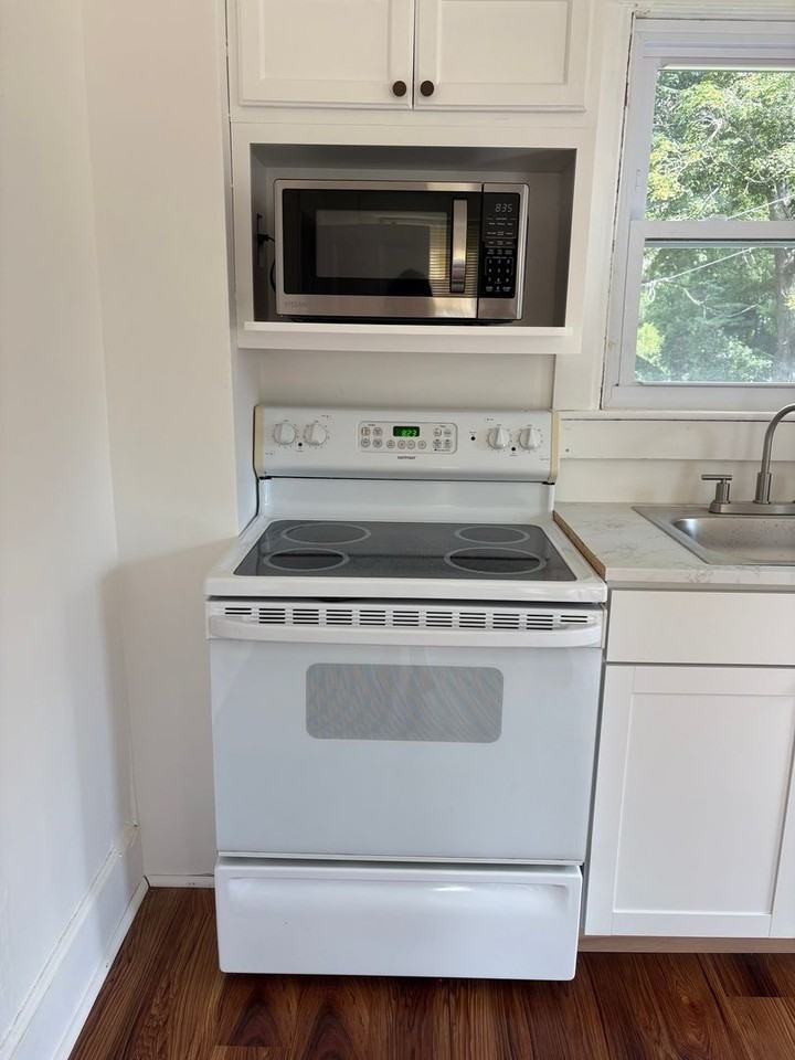 596 Portland St - Photo 4 of 24
