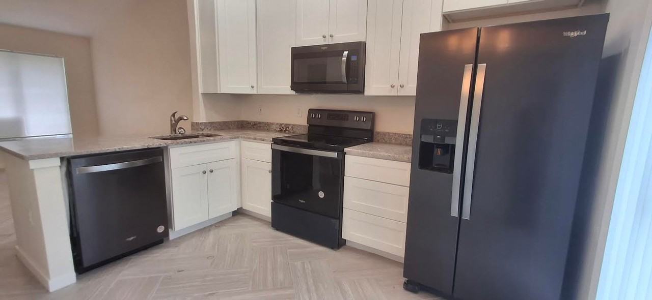 12255 Eastcove Dr - Photo 4 of 10