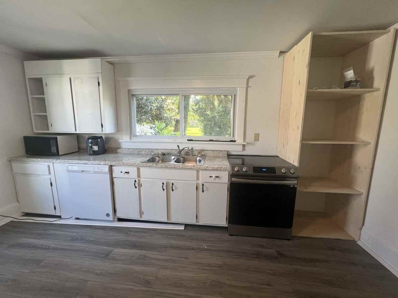 204 N 1st St - Photo 3 of 10