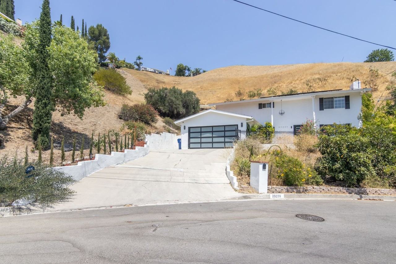 23228 Cass Ave - Photo 2 of 24