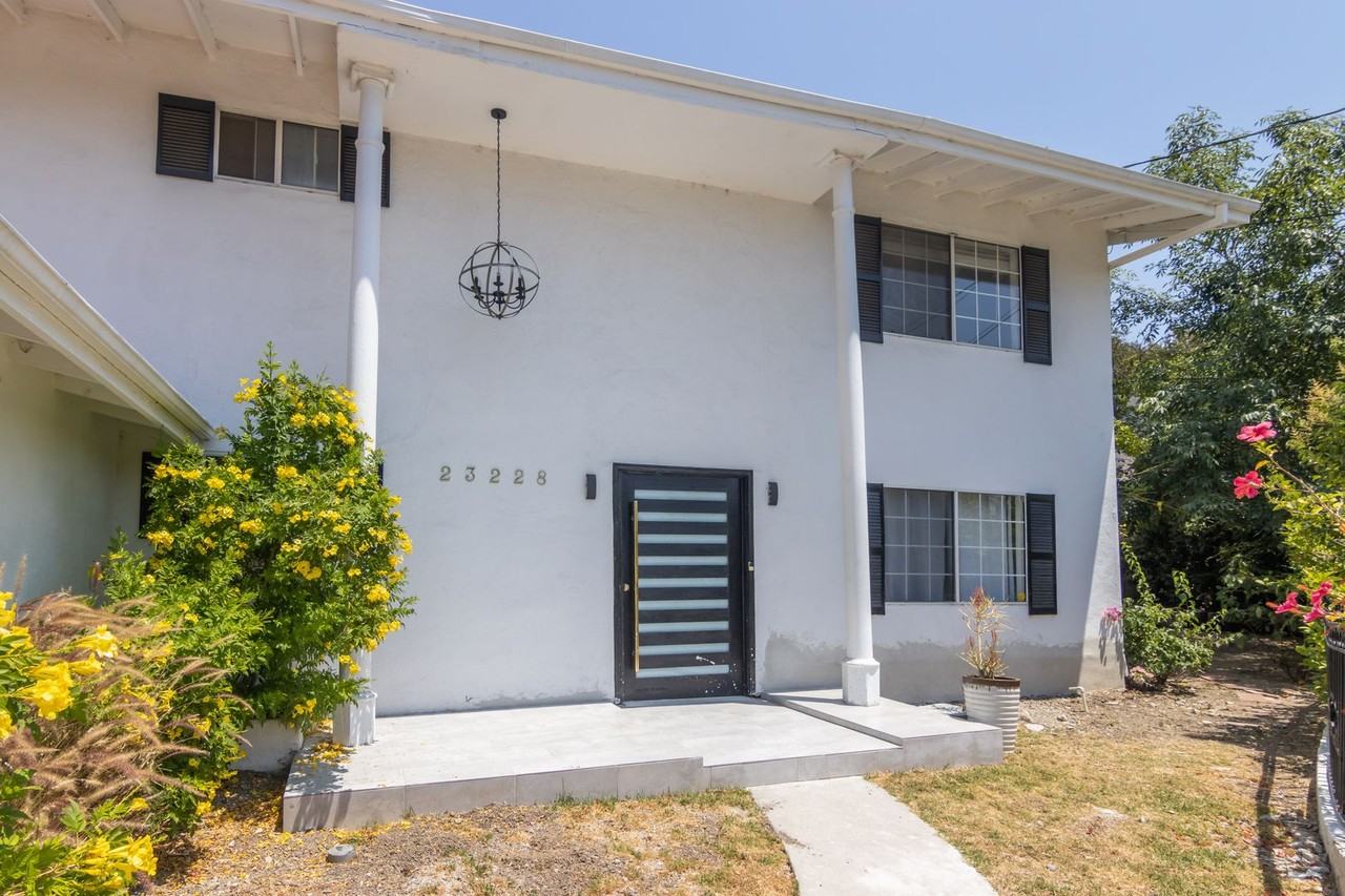 23228 Cass Ave - Photo 3 of 24