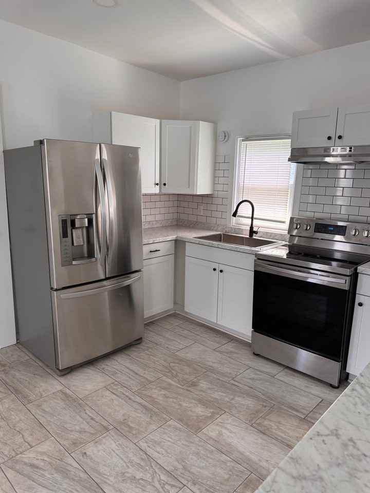 1004 Buchanan St - Photo 3 of 34