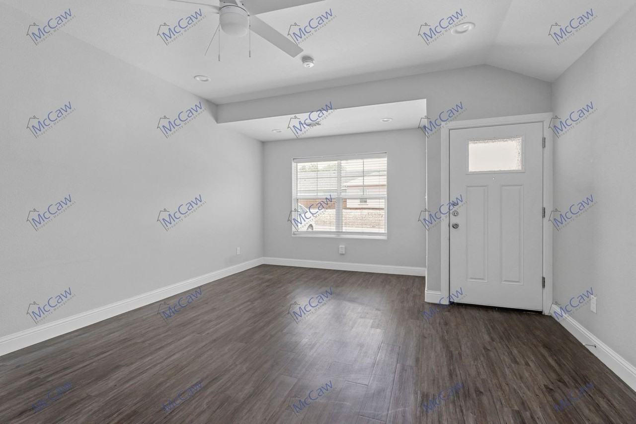 806 N Broughton St #806 - Photo 3 of 17
