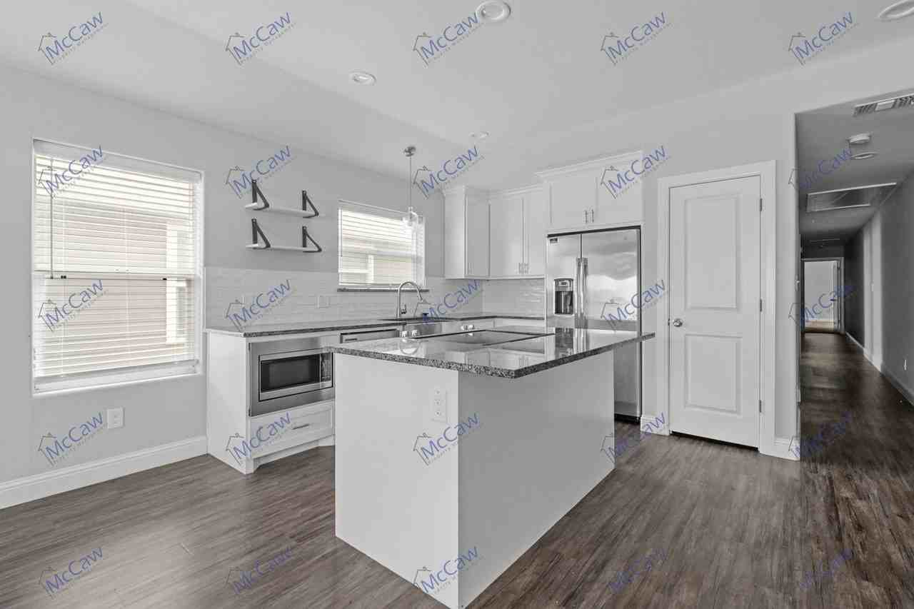 806 N Broughton St #806 - Photo 5 of 17